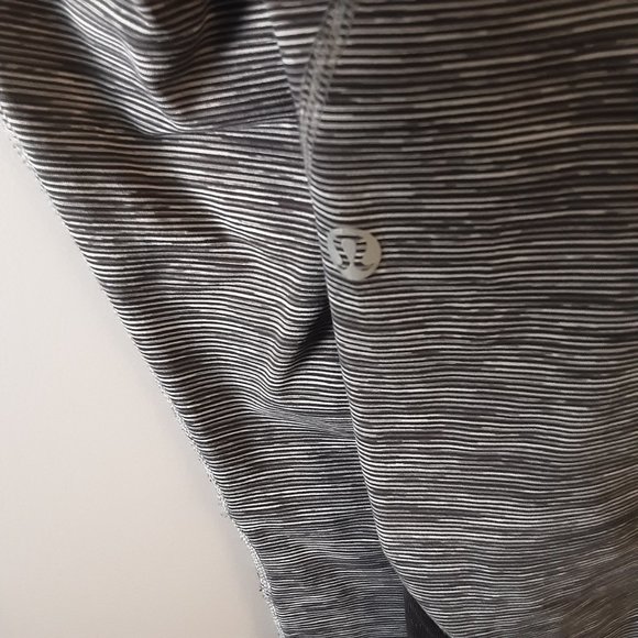 lululemon Leggings Size 6, Cropped, Pockets, Black and Grey, - Picture 11 of 13